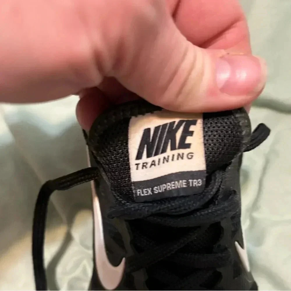 NIKE women’s black and white nike with chevron lining size 8 gently worn